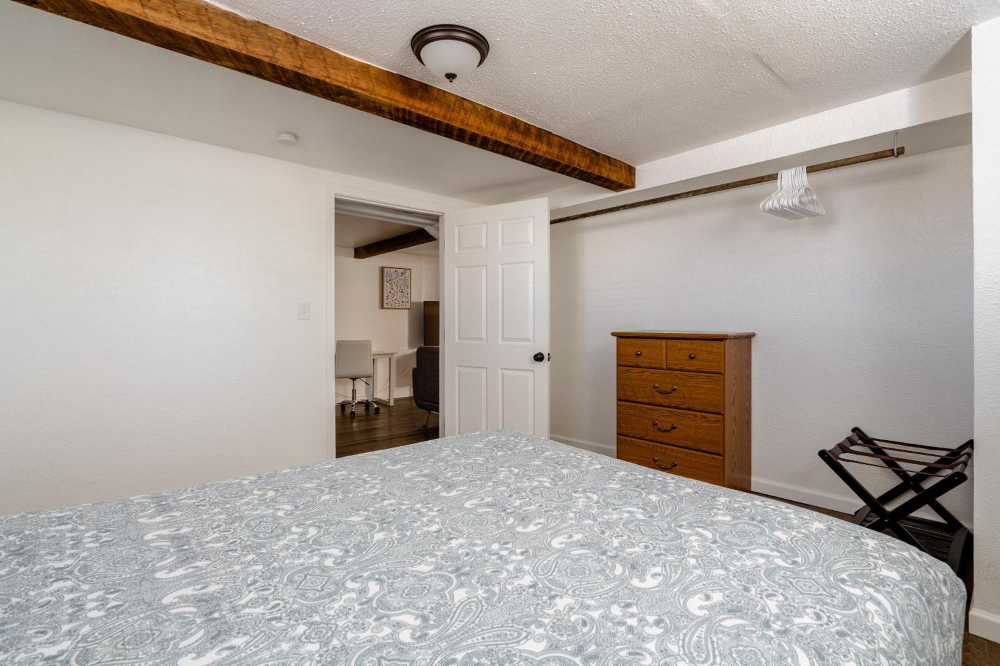 Holiday home Collection - Spacious 4 Bedroom W Two Kitchens *
