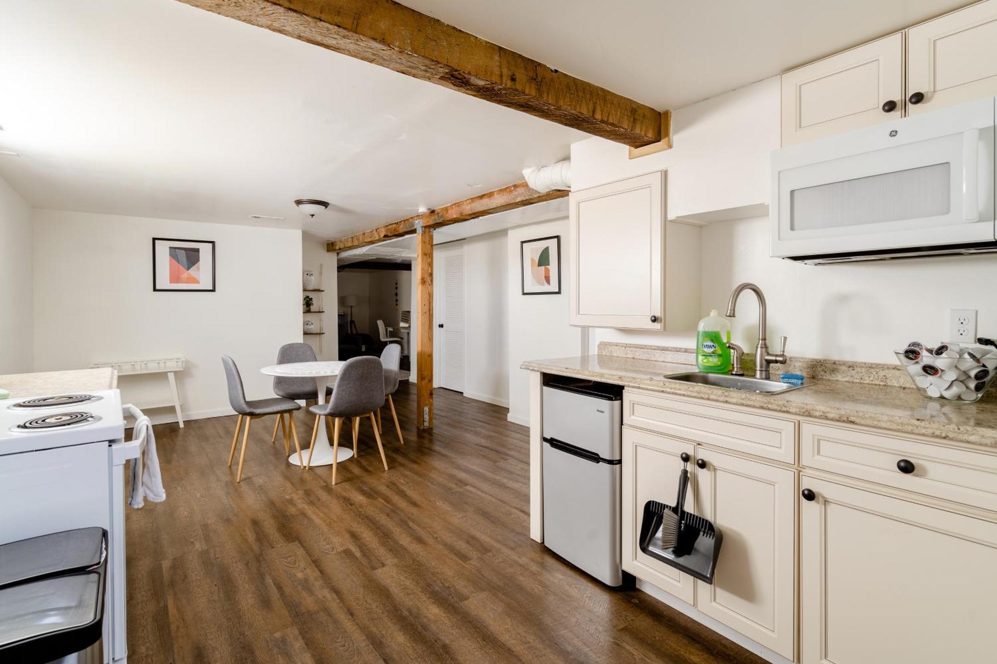 Collection - Spacious 4 Bedroom W Two Kitchens Holiday home Portland