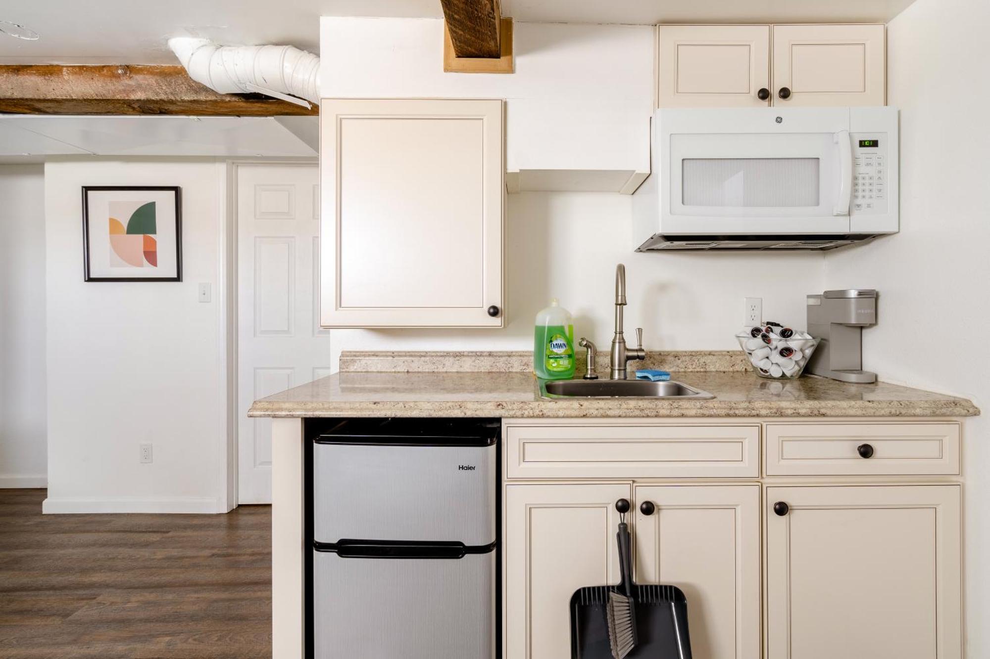 Holiday home Collection - Spacious 4 Bedroom W Two Kitchens *