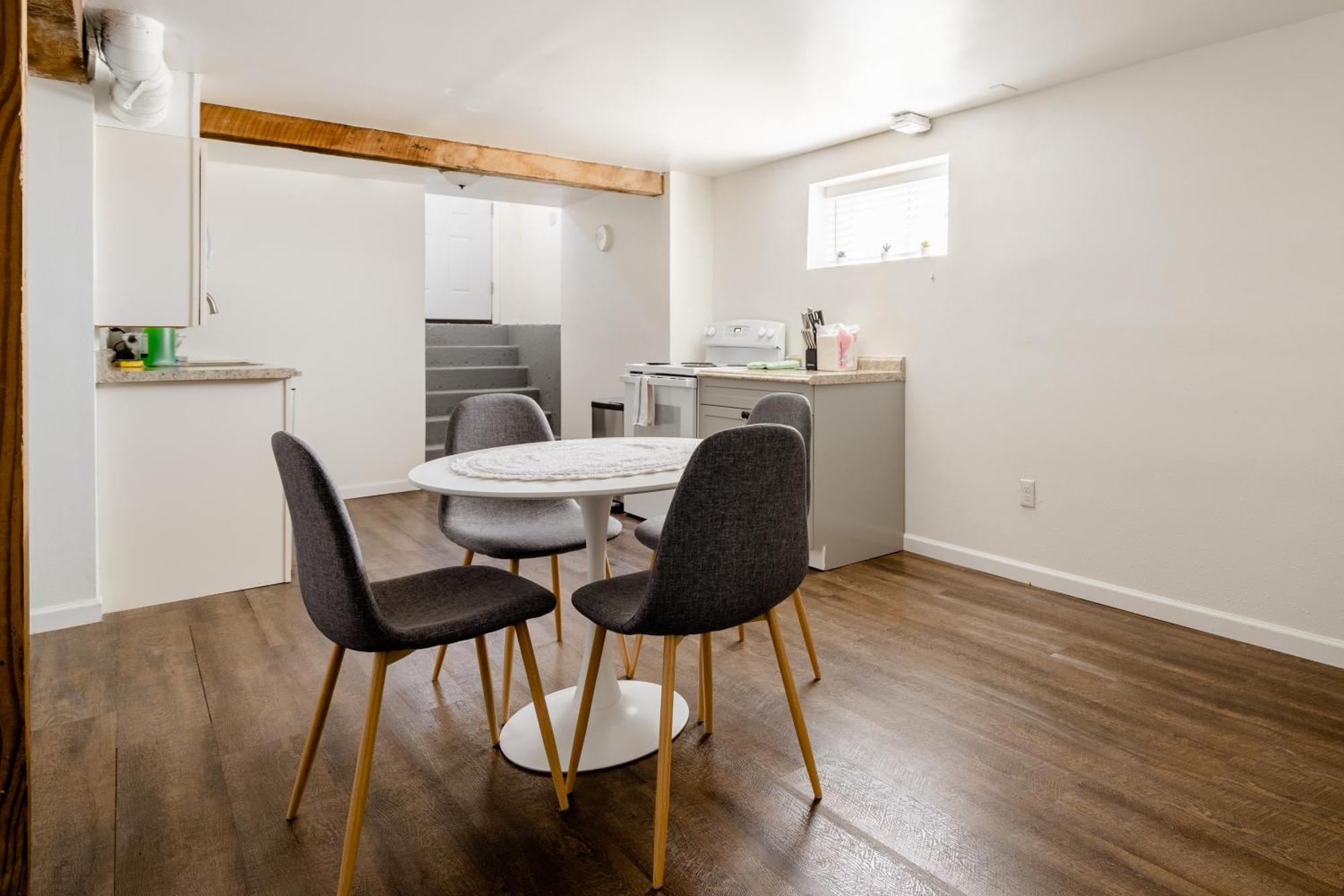 Collection - Spacious 4 Bedroom W Two Kitchens Portland