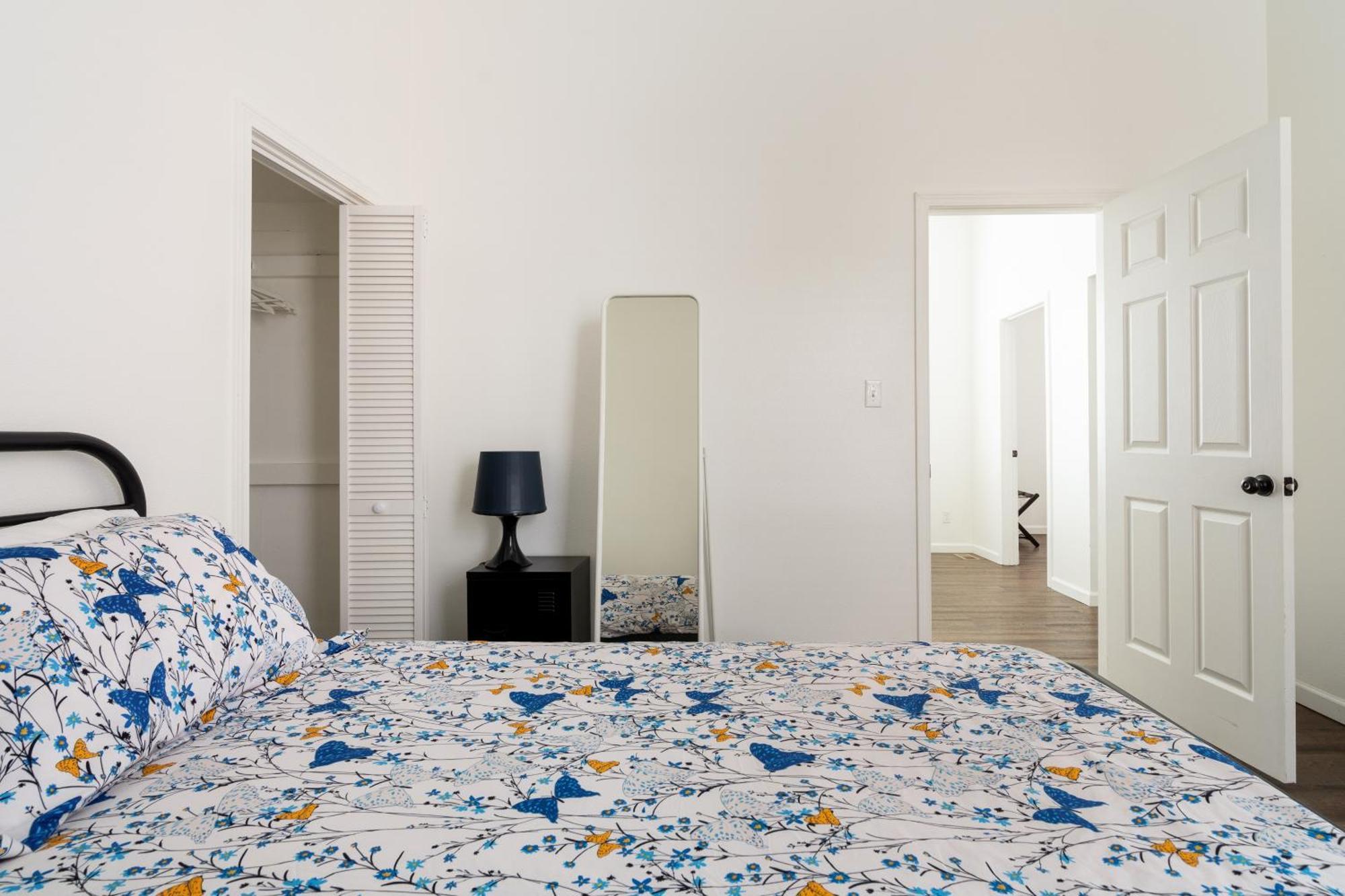 Collection - Spacious 4 Bedroom W Two Kitchens