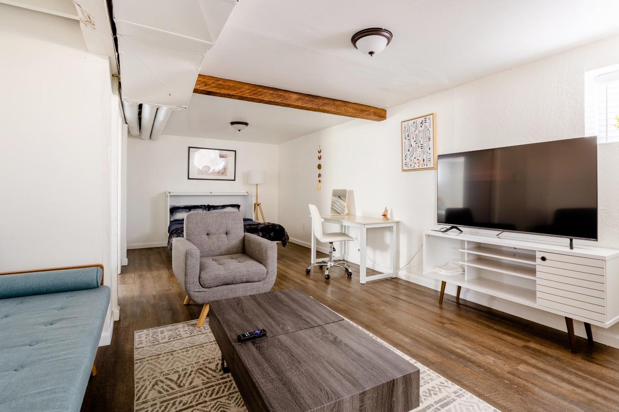 Holiday home Collection - Spacious 4 Bedroom W Two Kitchens