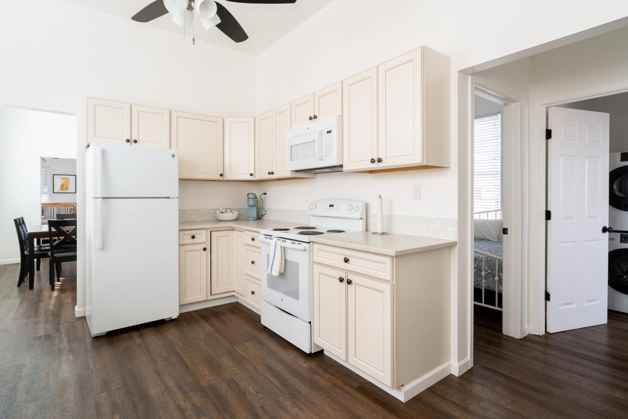 Collection - Spacious 4 Bedroom W Two Kitchens