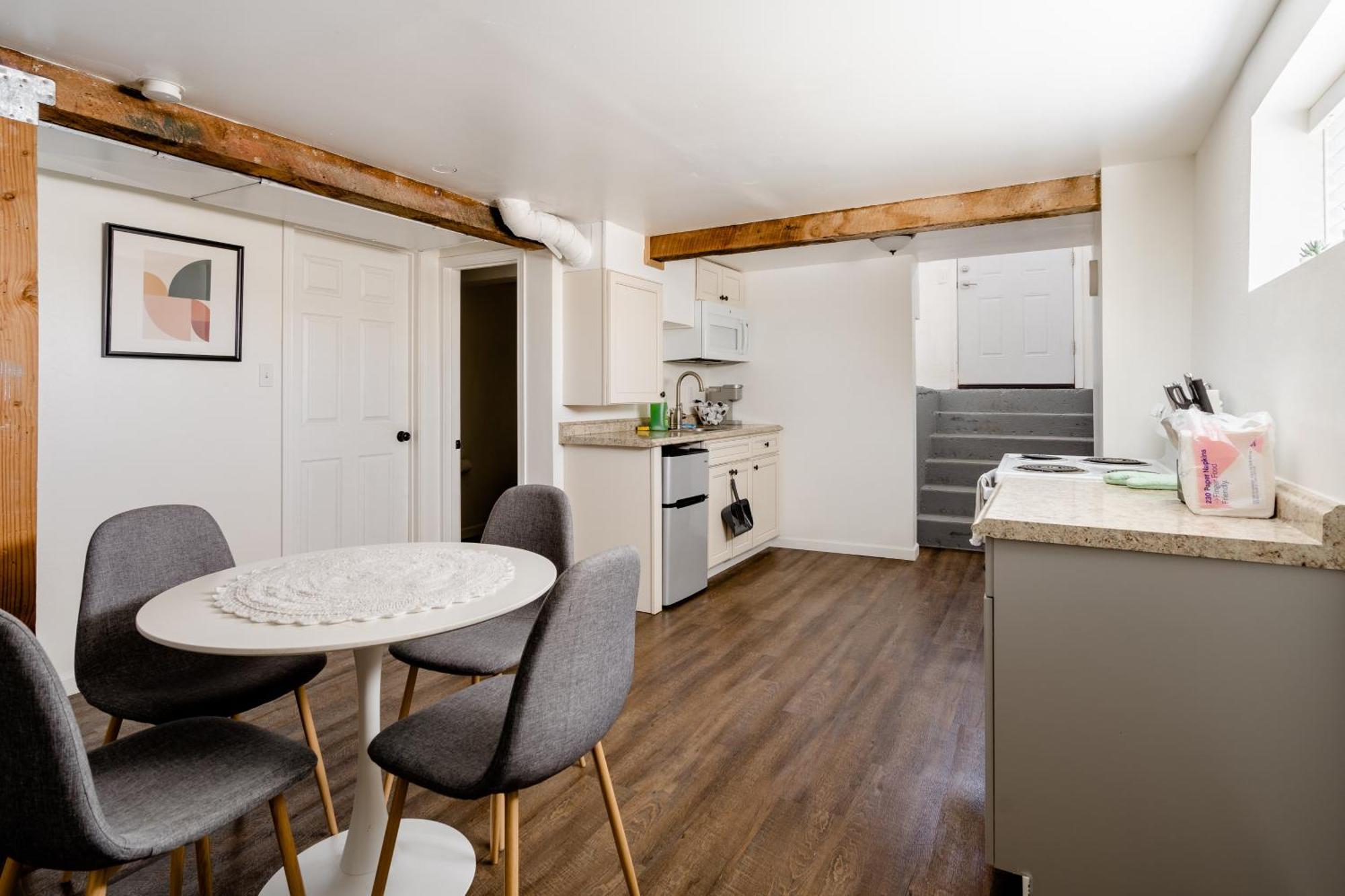 Collection - Spacious 4 Bedroom W Two Kitchens Portland