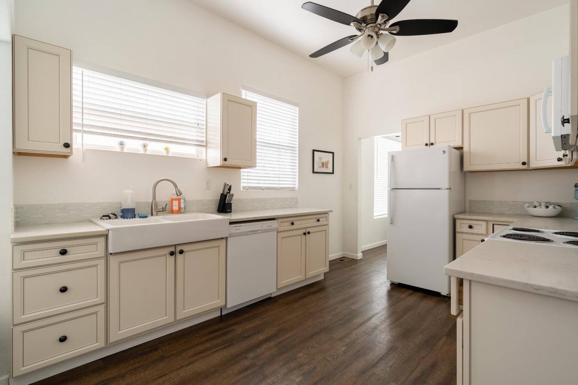 Holiday home Collection - Spacious 4 Bedroom W Two Kitchens *