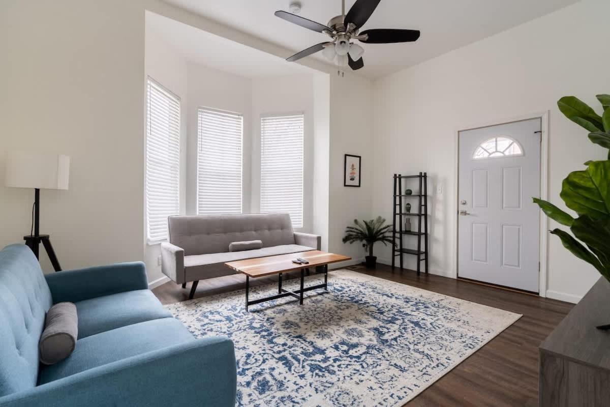 Collection - Spacious 4 Bedroom W Two Kitchens