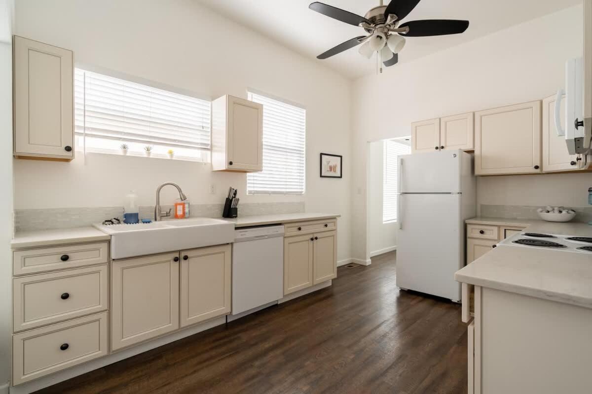 Collection - Spacious 4 Bedroom W Two Kitchens Portland