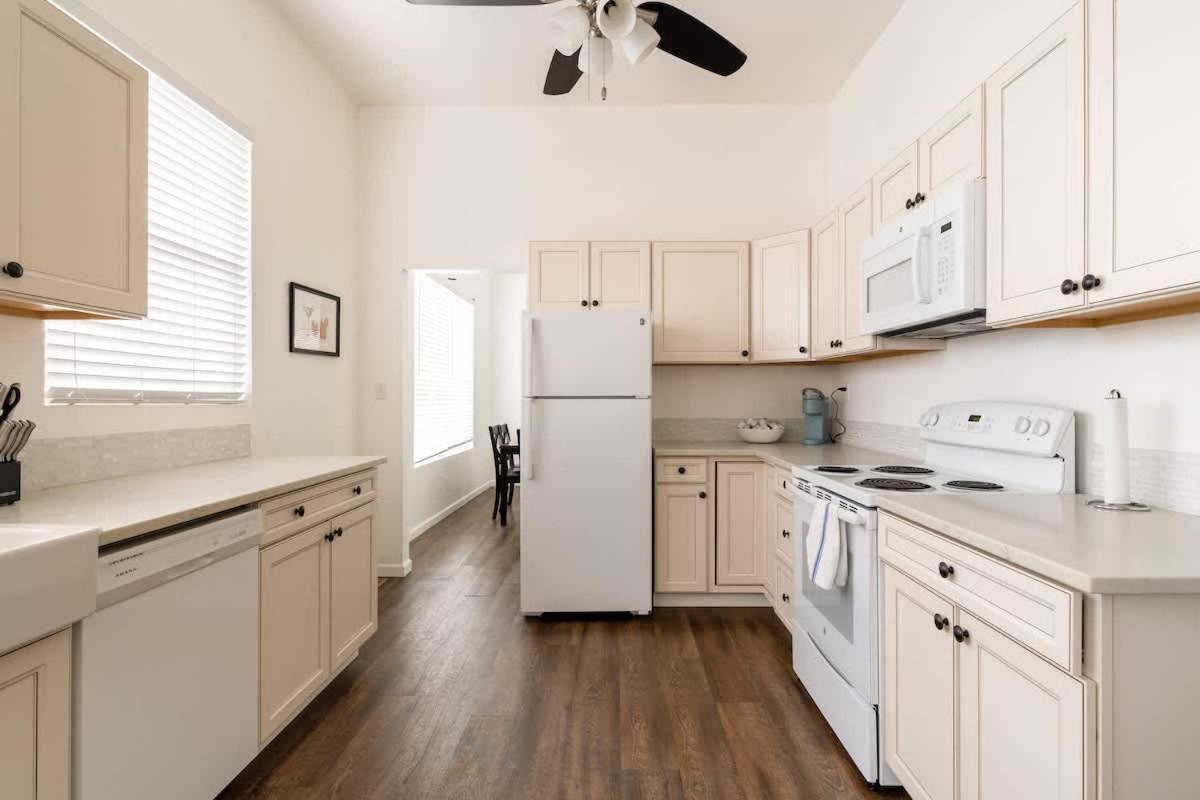 Collection - Spacious 4 Bedroom W Two Kitchens Holiday home *