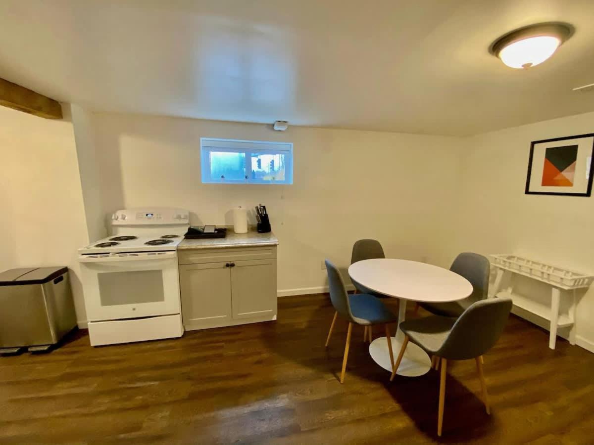 Collection - Spacious 4 Bedroom W Two Kitchens Portland
