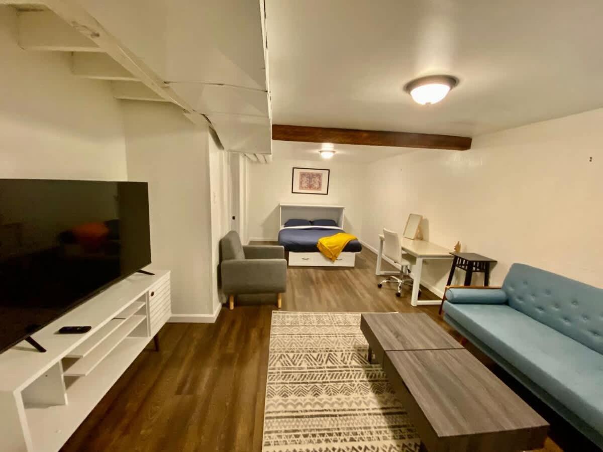 Collection - Spacious 4 Bedroom W Two Kitchens Portland