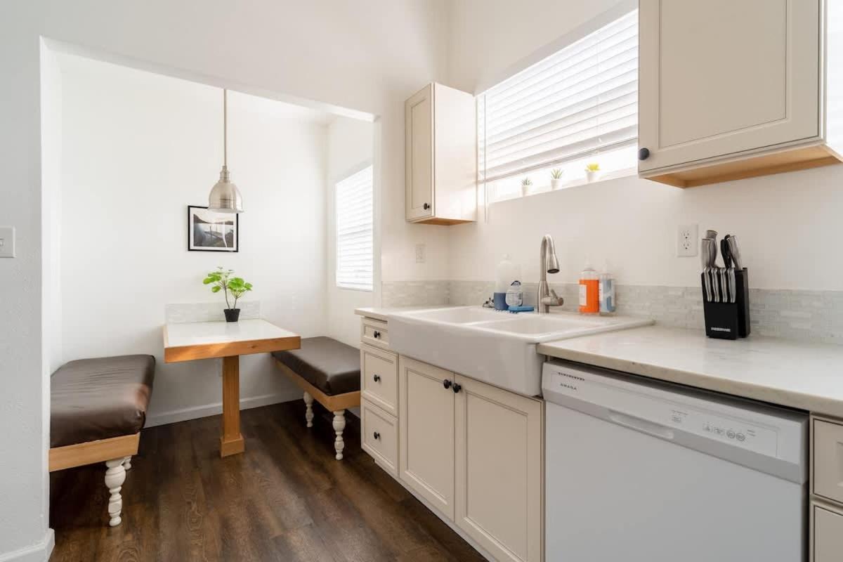 Collection - Spacious 4 Bedroom W Two Kitchens Portland