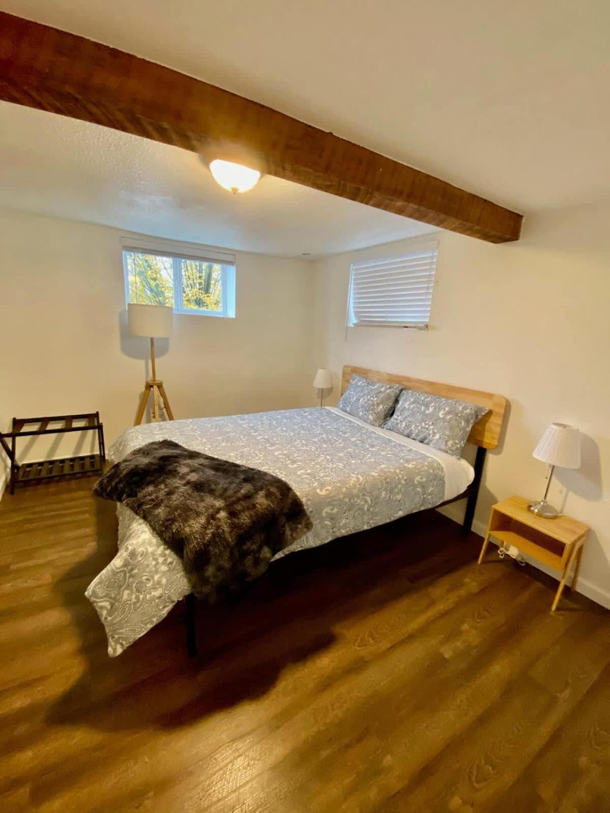Collection - Spacious 4 Bedroom W Two Kitchens Portland