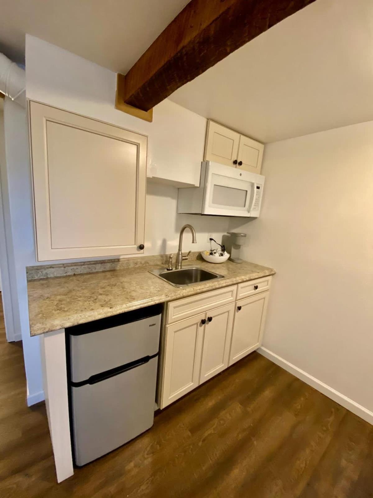 Collection - Spacious 4 Bedroom W Two Kitchens